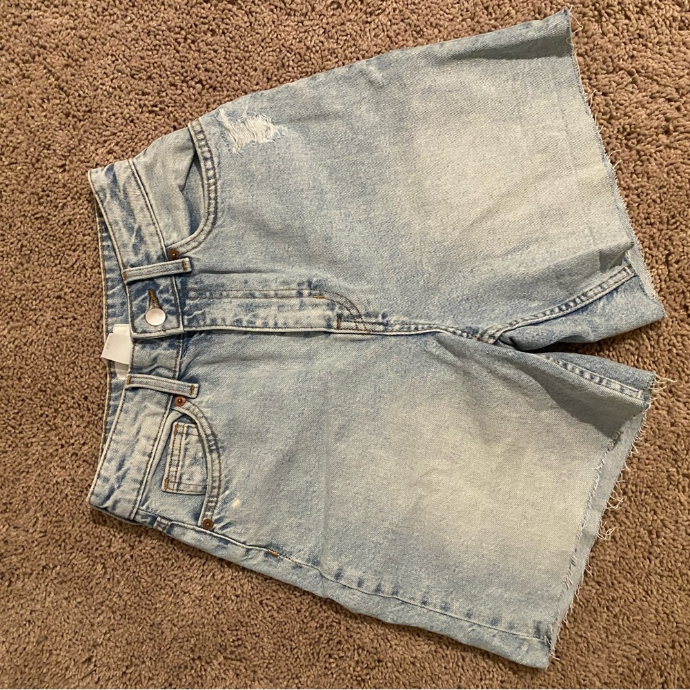 H&M light wash jean shorts